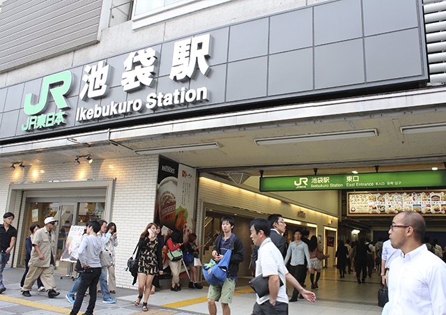 JR池袋駅東口。駅を背に右に直進してください。