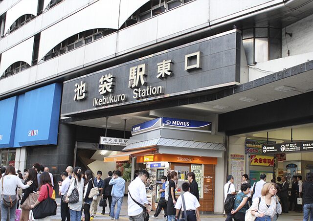 西武池袋線・池袋駅東口がみえてきます。まっすぐ進んでください。