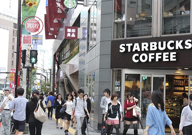 さらに直進すると、スターバックス、無印良品がみえてきます。