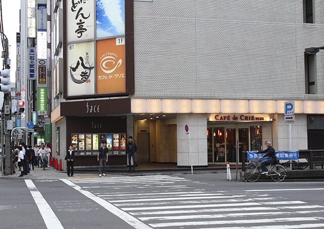 横断歩道を渡りfaceビルを右にさらに直進してください。
